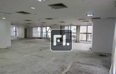 Imagem: O depósito possui 5 Vagas na garagem e 321m² de Área e está