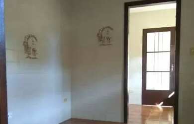 Imagem: A casa possui 3 Dormitórios, 1 Banheiro e está localizado