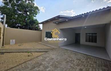 Imagem: A casa possui 3 Dormitórios, 2 Banheiros, 2 Vagas na garagem