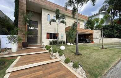 Imagem: A casa em condomínio possui 4 Dormitórios, 5 Banheiros, 4