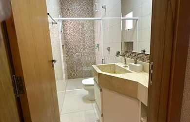 Imagem: A casa possui 2 Dormitórios, 3 Banheiros, 2 Vagas na garagem