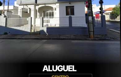 Imagem: A casa possui 3 Dormitórios, 1 Banheiro, 1 Vaga na garagem