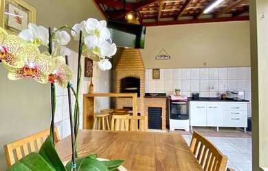 Imagem: A casa possui 3 Dormitórios, 2 Banheiros e está localizado