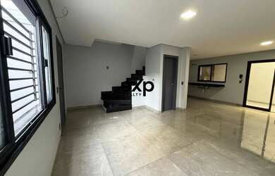 Imagem: A casa possui 3 Dormitórios, 3 Banheiros, 2 Vagas na garagem