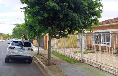 Imagem: A casa possui 5 Dormitórios, 3 Banheiros, 5 Vagas na garagem