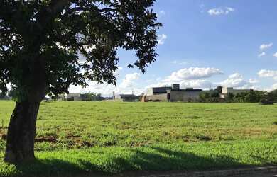 Imagem 2: Lote/Terreno para venda com 1210 metros quadrados em Condomínio Villágio...