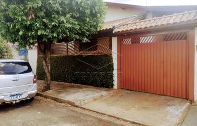 Imagem: A casa possui 3 Dormitórios, 1 Banheiro, 3 Vagas na garagem