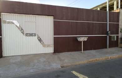 Imagem: A casa possui 2 Dormitórios, 1 Banheiro, 5 Vagas na garagem