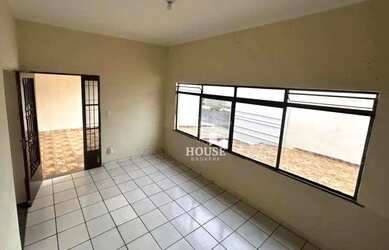 Imagem: A casa possui 3 Dormitórios, 2 Banheiros, 3 Vagas na garagem