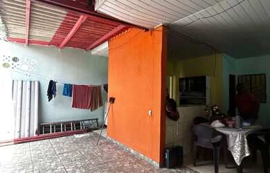 Imagem: A casa possui 2 Dormitórios, 1 Banheiro, 2 Vagas na garagem