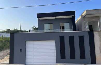 Imagem: A casa possui 3 Dormitórios, 2 Banheiros, 2 Vagas na garagem