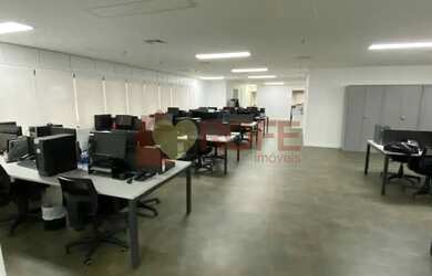 Imagem: O depósito possui 5 Vagas na garagem, 319m² de Área e está