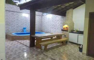 Imagem: A casa possui 3 Dormitórios, 2 Banheiros, 4 Vagas na garagem