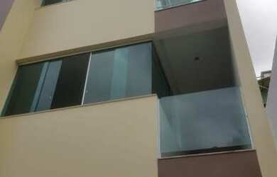 Imagem: A casa possui 3 Dormitórios, 3 Banheiros, 4 Vagas na garagem