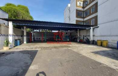 Imagem: O depósito possui 2 Vagas na garagem e 389m² de Área e está