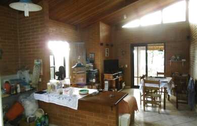 Imagem: A casa possui 2 Dormitórios, 1 Banheiro, 2 Vagas na garagem