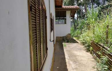 Imagem: A casa possui 3 Dormitórios, 2 Banheiros, 2 Vagas na garagem