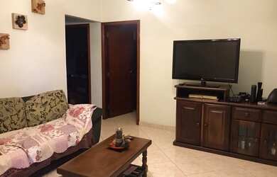 Imagem: A casa possui 3 Dormitórios, 3 Banheiros, 2 Vagas na garagem