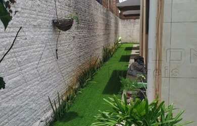 Imagem: A casa possui 3 Dormitórios, 2 Banheiros, 1 Vaga na garagem