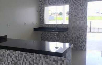 Imagem: A casa possui 3 Dormitórios, 2 Banheiros, 2 Vagas na garagem