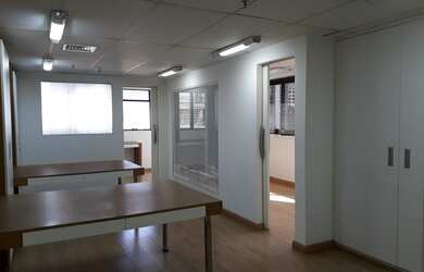 Imagem: O depósito possui 2 Vagas na garagem, 49m² de Área e está