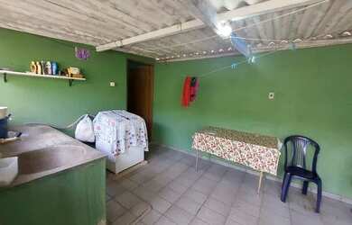 Imagem: A casa possui 3 Dormitórios, 1 Banheiro, 2 Vagas na garagem