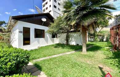 Imagem: A casa possui 4 Dormitórios, 1 Banheiro, 1 Vaga na garagem