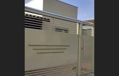 Imagem: A casa possui 2 Dormitórios, 1 Banheiro, 2 Vagas na garagem