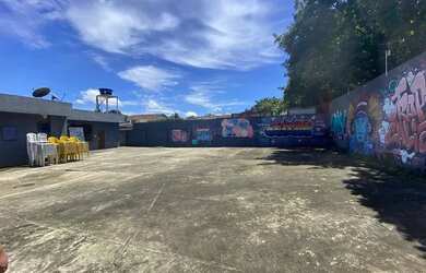 Imagem: A casa possui 1 Dormitório, 3 Banheiros, 3 Vagas na garagem