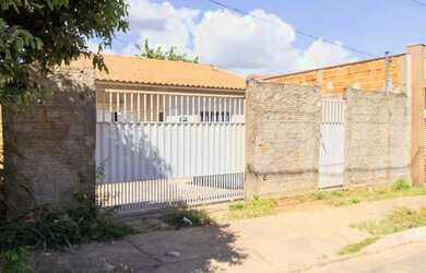 Imagem: A casa possui 2 Dormitórios, 1 Banheiro, 2 Vagas na garagem