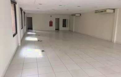 Imagem: O depósito possui 5 Vagas na garagem e 750m² de Área e está