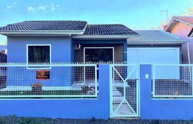 Imagem: A casa possui 3 Dormitórios, 2 Banheiros, 3 Vagas na garagem