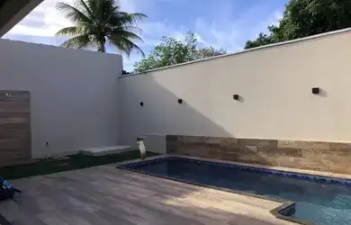 Imagem: A casa possui 3 Dormitórios, 3 Banheiros, 4 Vagas na garagem