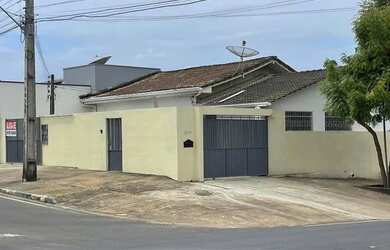 Imagem: A casa possui 1 Dormitório, 1 Banheiro, 1 Vaga na garagem e