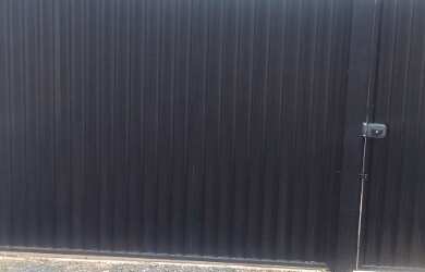 Imagem: A casa possui 2 Dormitórios, 1 Banheiro, 4 Vagas na garagem