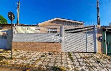 Imagem: A casa possui 4 Dormitórios, 3 Banheiros, 1 Vaga na garagem