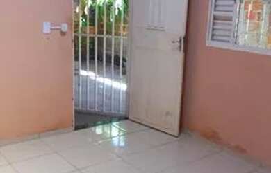 Imagem: A casa possui 2 Dormitórios, 1 Banheiro e 1 Vaga na garagem