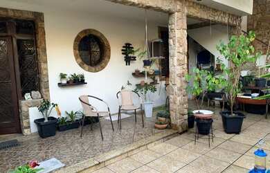 Imagem: A casa possui 4 Dormitórios, 2 Banheiros, 2 Vagas na garagem