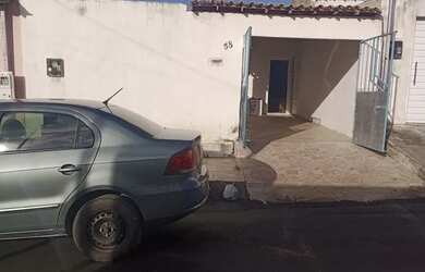 Imagem: A casa possui 2 Dormitórios, 2 Banheiros, 3 Vagas na garagem