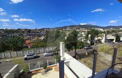 Imagem: A casa possui 3 Dormitórios, 4 Banheiros, 2 Vagas na garagem