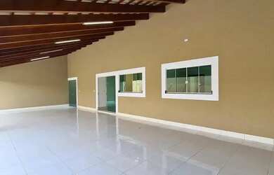 Imagem: A casa e possui 2 Dormitórios, 2 Banheiros, 2 Vagas na garagem