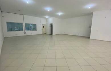 Imagem: O depósito possui 2 Vagas na garagem e 200m² de Área e está