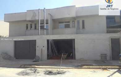 Imagem: A casa possui 3 Dormitórios, 2 Banheiros, 3 Vagas na garagem