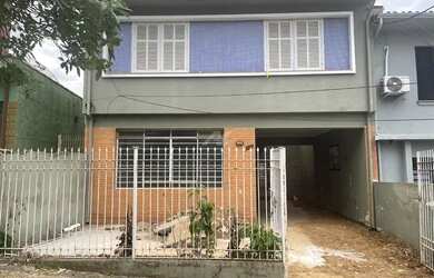 Imagem: A casa possui 1 Dormitório, 2 Banheiros, 3 Vagas na garagem