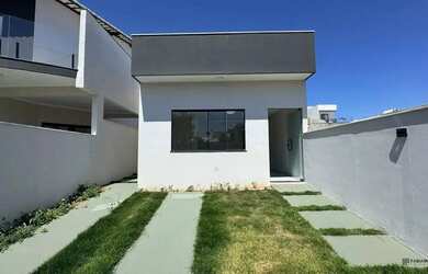 Imagem: A casa possui 3 Dormitórios, 2 Banheiros, 1 Vaga na garagem