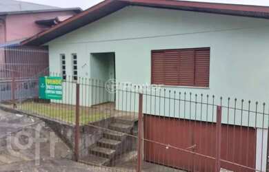 Imagem: A casa possui 4 Dormitórios, 1 Banheiro, 1 Vaga na garagem