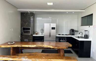 Imagem: A casa possui 3 Dormitórios, Acomodam 12 pessoas e 2 Vagas