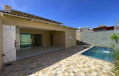 Imagem: A casa possui 3 Dormitórios, 3 Banheiros, 2 Vagas na garagem