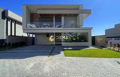 Imagem: A casa possui 4 Dormitórios, 5 Banheiros, 4 Vagas na garagem