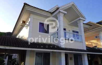 Imagem: A casa possui 4 Dormitórios, 5 Banheiros, 2 Vagas na garagem